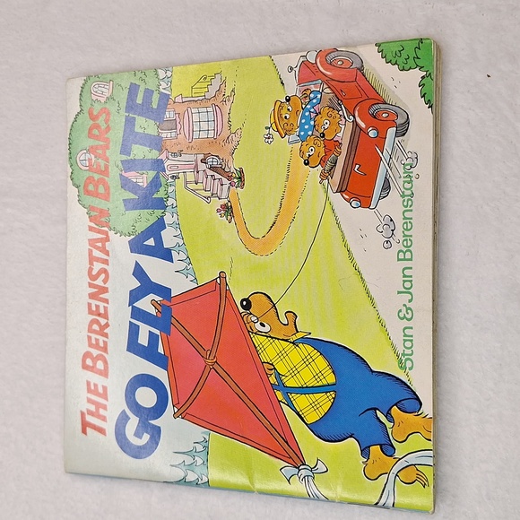 1983 The Berenstain Bears Go Fly A Kite Vintage Paperback Small Book - Picture 1 of 7